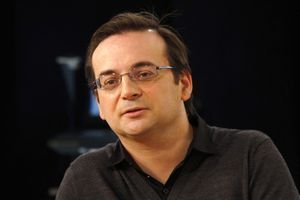  Karim Nedjari sur le plateau d'une emission TV pour la promotion de son roman, "Tu ne marcheras jamais seul".