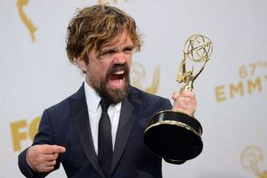 Peter Dinklage après avoir reçu son Emmy pour "Game of Thrones" en 2015.