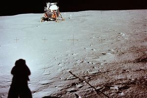 Neil Armstrong photographie son ombre sur le sol de la Lune.