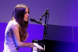  Jasmine van den Bogaerde, plus connu sous le nom de Birdy, au piano lors d'un concert à Baden-Baden en février dernier.