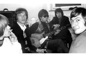  De gauche à droite, Brian Jones, Mick Jagger, Keith Richards, Bill Wyman et Charlie Watts en 1965 à Munich. 