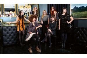  De gauche à droite : Brune, Madjo, L (derrière le bar), Elodie Frégé, La Fiancée, Babet (assise sur le piano), Nili de Lilly Wood & The Prick