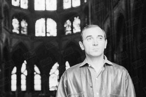 Charles Aznavour à l'Eglise Saint-Séverin, lors d'une promenade dans le quartier de son enfance à Paris, pour son premier rendez-vous avec Match en 1960.