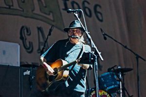 Neil Young sur la scène du Desert Trip