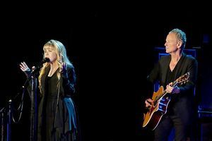 Stevie Nicks et Lindsey Buckingham sur la scène de Bercy, vendredi soir.