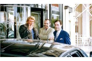  Devenu directeur du Martinez, je pose (en bleu) avec Jacques Chavance, le directeur d’exploitation et Johnny
