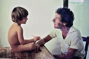 Avec son fils Adam, dans la maison de l’île grecque de Hydra, achetée en 1960 pour 1 500 dollars, sur un coup de cœur. 