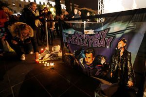 Les fans de Johnny Hallyday pleurent la mort de leur idole