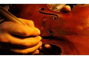  Au 45 rue de Rome à Paris, le quartier où se concentre l’univers de la musique. Martin, 27 ans, compagnon luthier, nettoie les ouïes de la table d’harmonie d’un violon en restauration.