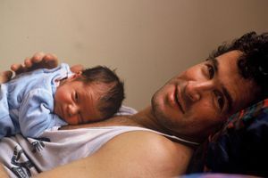 Jesse Clegg bébé sur le ventre de son père Johnny Clegg, en 1988. 