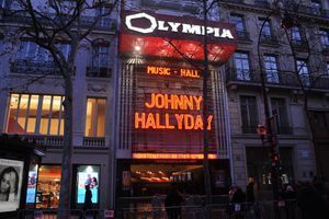 En ce dimanche pluvieux, sur le fronton de l'Olympia, s'affichent pour la 267e fois les lettres rouges de Johnny Hallyday. Sur cette photo, au lendemain de la mort du chanteur.