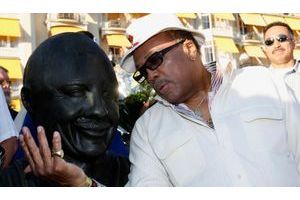  En 2008, au Festival de Jazz de Montreux, Quincy Jones fait des confidences à double de bronze.