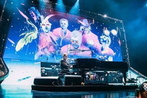 Elton John lors de son concert à l'AccorHotels Arena de Paris. 