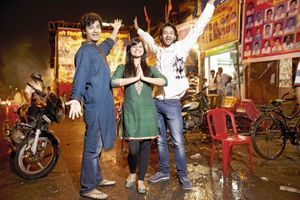 Dans une rue de Mumbai, Vandana Joshi, la star de "Bollywood Express" prend la pose entre deux figurants. 