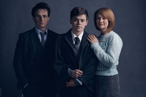Harry Potter (Jamie Parker), son fils Albus (Sam Clemmett) et sa femme Ginny (Poppy Miller). 