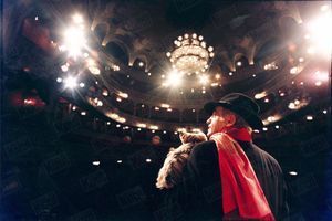 Octobre 1996. Avec sa chienne Maya, au théâtre des Variétés dont il est le propriétaire depuis cinq ans et où il joue «La puce à l’oreille», de Feydeau, mis en scène par Bernard Murat.