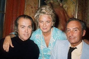 Sur cette photo prise le 1er septembre 1971, Pierre Barillet (à droite) et Jean-Pierre Gredy, auteurs de la pièce "Folle Amanda" posent avec Jacqueline Maillan au théâtre des Bouffes-Parisiens, à Paris.