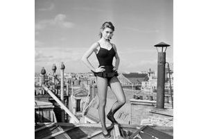 Brigitte Bardot, 18 ans, déjà sur le toit du monde