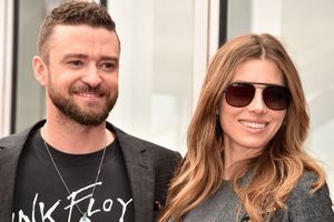 Accompagné de Jessica Biel, Justin Timberlake inaugure l'étoile des NSYNC à Hollywood