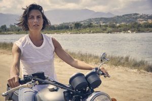 Ambassadrice Ducati : sa moto n’est pas celle que chantait Brigitte Bardot, mais… l’esprit de liberté est bien le même. Escale au Cabanon bleu, dans la baie de Saint-Cyprien, à Porto-Vecchio. 