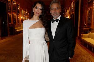 Amal et George Clooney impériaux à un dîner au palais de Buckingham 