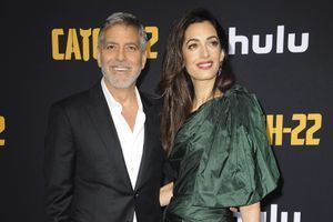 Amal et George Clooney, irrésistible duo à la première de "Catch-22"