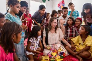 En Colombie, en 2019. Angelina Jolie avec des enfants ayant fui le Venezuela, au centre d’assistance intégré de Maicao.