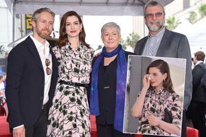 Anne Hathaway, émue, inaugure son étoile à Hollywood en famille
