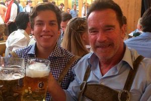Arnold Schwarzenegger et Joseph Banea, son fils illégitime.