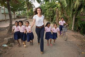 Au Cambodge, Anne-Claire Coudray sur le chemin de l'école
