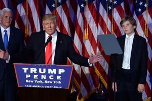 Barron Trump aux côtés de son père, le 9 novembre 2016.