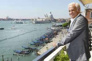 Le 9 septembre, Jean-Paul Belmondo sur la terrasse du Danieli, avec vu sur le Grand Canal, la lagune et la basilique San Giorgio Maggiore.