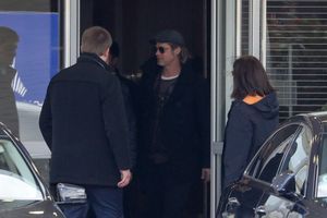 Brad Pitt réapparaît à Paris, un mois après avoir assisté à l'anniversaire de Jennifer Aniston