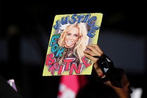 Une pancarte tenue par un soutien de Britney Spears, vendredi, devant le tribunal. 