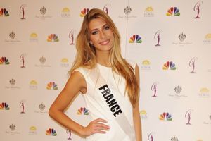Miss Univers 2015 : Camille Cerf radieuse en conférence de presse