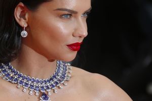 Cannes 2018: Adriana Lima, sublime sur le tapis rouge