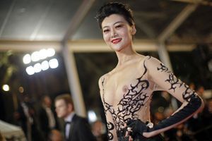 Cannes 2018: Une invitée défile seins nus sur le tapis rouge