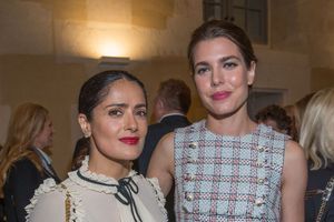 Charlotte Casiraghi et Salma Hayek font échos à la beauté de la collection Pinault 