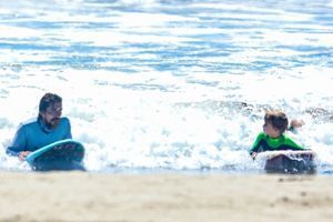 Christian Bale, session de surf avec son fils à Malibu