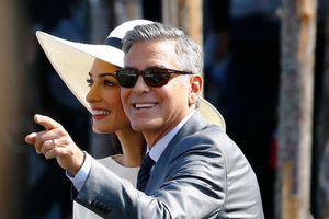 George Clooney et son épouse Amal Alamuddin quittent l'hôtel de ville de Venise, après la célébration de leur mariage civil. 