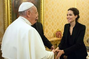 Angelina Jolie lors de sa rencontre avec le pape François ce jeudi 8 janvier