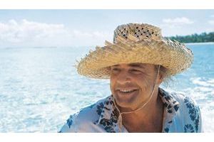  Brando a appris à tresser ces chapeaux en fibres végétales : il les offrait à ses amis. Sur son atoll, l’acteur ombrageux devenait un bricoleur passionné. 