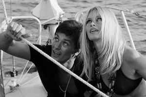 Brigitte Bardot et Alain Delon sur un bateau à Saint-Tropez en 1968.
