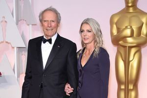 Clint Eastwood et sa nouvelle compagne lors des Oscars 2015