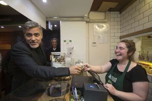 George Clooney visite un café pour les sans-abri