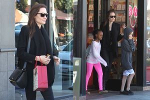 Madame Brad Pitt fait du shopping avec ses filles