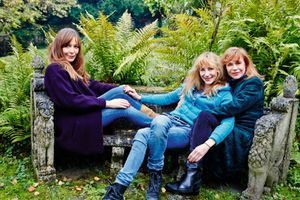 Vendredi 22 novembre 2013, dans le jardin de sa maison, à Bougival, Elisabeth reçoit Julie et Elise. 