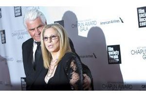 Barbra Streisand et son mari James Brolin, à leur arrivée aux Chaplin Awards