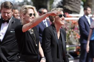 Kristen Stewart et Alicia Cargile, à Cannes, le 15 mai 2016.