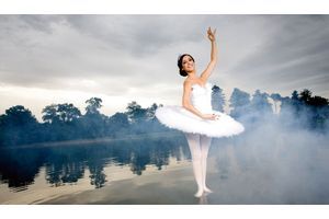  Elise Chassaing rejoue « Black Swan » au lac du bois de Boulogne.